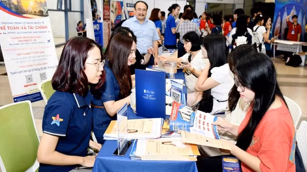 Học sinh tìm hiểu thông tin tuyển sinh tại Đại học Kinh tế Quốc dân. (Ảnh: TUẤN ANH)