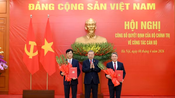 Tổng Bí thư, Chủ tịch nước Tô Lâm trao quyết định cho các đồng chí Nguyễn Duy Ngọc và Nguyễn Hải Ninh. (Ảnh: ĐĂNG KHOA)