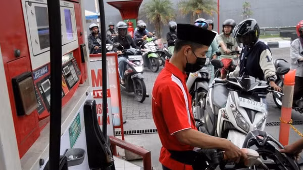Người dân mua xăng tại một trạm xăng ở Surakarta, Trung Java, Indonesia. (Ảnh: THX/TTXVN)