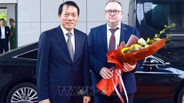 Đại tướng Lương Tam Quang, Bộ trưởng Công an đón Chủ tịch Ủy ban Giám định tư pháp Belarus Volkov Alexei Aleksandrovich. (Ảnh: Phạm Kiên/TTXVN)