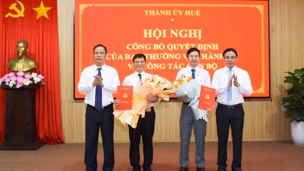 Ban Thường vụ Thành ủy Huế tổ chức hội nghị công bố và trao các quyết định về công tác cán bộ tại phường Phú Xuân và phường Thuận Hóa.