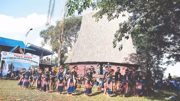 Chú thích ảnh: Nghi thức trình tấu cồng chiêng của người Gia Rai ở Tây Nguyên. (Ảnh: CÔNG ĐẠT)