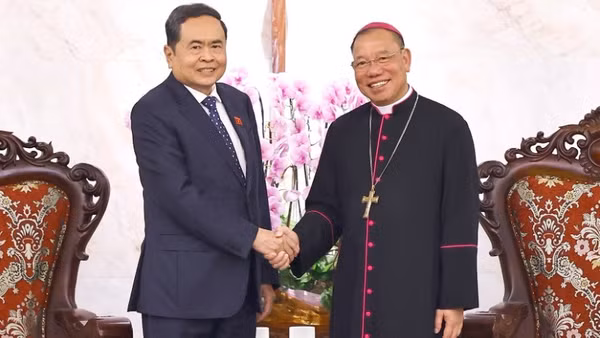 Chủ tịch Quốc hội Trần Thanh Mẫn và Tổng Giám mục Tổng Giáo phận Hà Nội Vũ Văn Thiên. (Ảnh: Doãn Tấn/TTXVN)