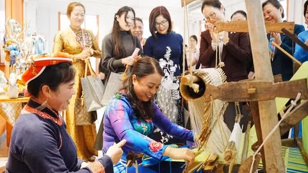 Đại biểu phụ nữ các nước Mekong-Lan Thương trải nghiệm các di sản văn hóa phi vật thể và hàng thủ công của dân tộc thiểu số ở Quảng Tây. (Ảnh: Ban tổ chức cung cấp)