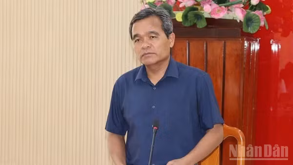 Đồng chí Hồ Văn Niên, Ủy viên Trung ương Đảng, Bí thư Tỉnh ủy Quảng Ngãi phát biểu kết luận buổi làm việc.