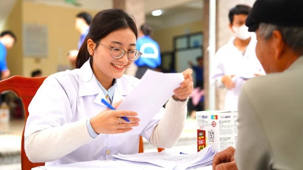 Đội ngũ Y, bác sĩ Học viện Y- Dược học cổ truyền Việt Nam và Bệnh viện Tuệ Tĩnh khám, tư vấn về sức khỏe cho người dân trên địa bàn xã Kiều Phú.