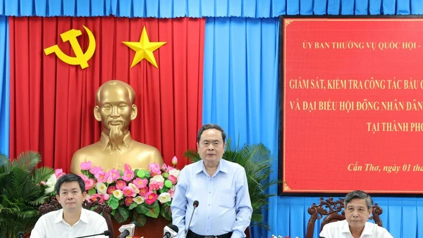 Chủ tịch Quốc hội, Chủ tịch Hội đồng Bầu cử quốc gia Trần Thanh Mẫn làm việc với lãnh đạo thành phố Cần Thơ về công tác bầu cử. (Ảnh: PHẠM TRUNG)