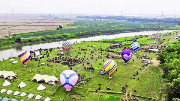 Không gian cắm trại kết hợp trình diễn khinh khí cầu bên dòng sông Cà Lồ.