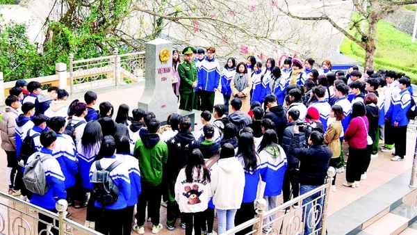 Học sinh Trường trung học phổ thông Đồng Đăng lắng nghe chiến sĩ Đồn Biên phòng Cửa khẩu Hữu Nghị giới thiệu về cột mốc quốc giới số 1116.