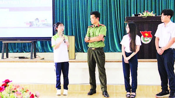 Phòng An ninh mạng và phòng chống tội phạm sử dụng công nghệ cao, Công an tỉnh Tây Ninh tổ chức tuyên truyền pháp luật phòng ngừa tội phạm bắt cóc online và hướng dẫn sử dụng mạng xã hội an toàn, lành mạnh cho học sinh của Trường THPT Tây Ninh (phường Tân Ninh, tỉnh Tây Ninh). (Ảnh: BAN TỔ CHỨC)