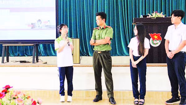 Phòng An ninh mạng và phòng chống tội phạm sử dụng công nghệ cao, Công an tỉnh Tây Ninh tổ chức tuyên truyền pháp luật phòng ngừa tội phạm bắt cóc online và hướng dẫn sử dụng mạng xã hội an toàn, lành mạnh cho học sinh của Trường THPT Tây Ninh (phường Tân Ninh, tỉnh Tây Ninh). (Ảnh: BAN TỔ CHỨC)