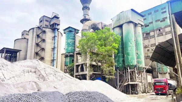 Nhà máy xi-măng Sông Thao (Phú Thọ). (Ảnh: ĐỨC TÙNG)