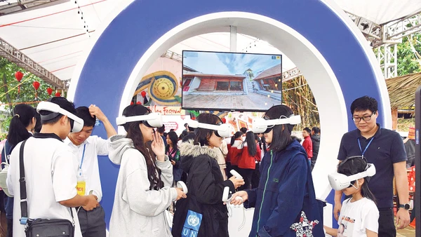 Các bạn trẻ khám phá lễ hội Cổ Loa, di tích thành cổ Cổ Loa trong không gian số.