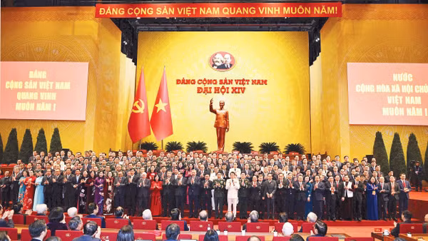 Ban Chấp hành Trung ương Khóa XIV ra mắt Đại hội XIV của Đảng. (Ảnh: TRẦN HẢI)