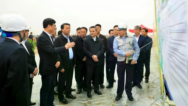 Bí thư Thành ủy Hà Nội Nguyễn Duy Ngọc kiểm tra tiến độ thi công công trình cầu Hồng Hà. (Ảnh: QUANG THÁI)