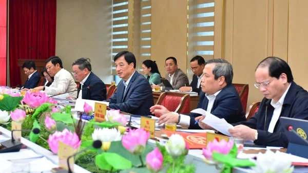 Bí thư Thành ủy Hà Nội Nguyễn Duy Ngọc và các đồng chí Thường trực Thành ủy chủ trì cuộc họp. (Ảnh: VIẾT THÀNH)