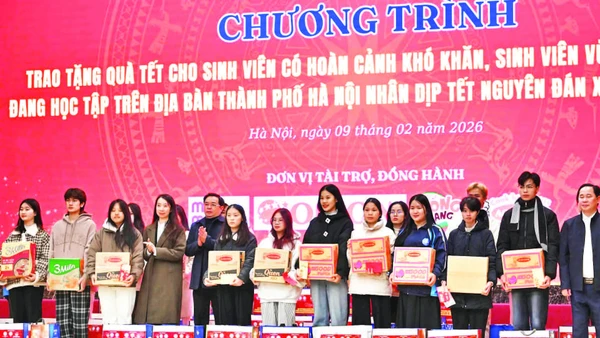 Đại diện Đoàn Thanh niên, Hội Sinh viên thành phố Hà Nội và các đơn vị liên quan trao vé xe miễn phí cùng các phần quà tặng sinh viên trước khi “Chuyến xe yêu thương” năm 2026 lăn bánh.