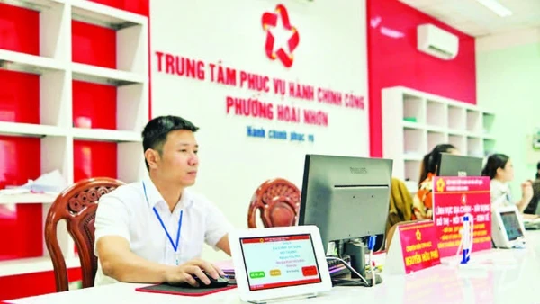 Trung tâm Phục vụ hành chính công phường Hoài Nhơn (tỉnh Gia Lai) ứng dụng khoa học công nghệ trong công tác phục vụ người dân. (Ảnh: MỸ HÀ)