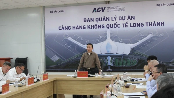 Phó Thủ tướng Trần Hồng Hà làm việc với các chủ đầu tư, nhà thầu, tỉnh Đồng Nai và một số bộ, ngành về tình hình thực hiện các gói thầu, dự án thành phần của Cảng hàng không quốc tế Long Thành. (Ảnh: VGP/Lê Anh)
