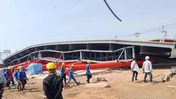 Hiện trường vụ sập kết cấu mái vòm tại tỉnh Samut Prakan, Thái Lan. (Ảnh: Bangkok Post)