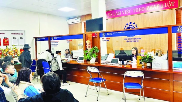 Công dân thực hiện thủ tục hành chính tại phường Định Công, Hà Nội.