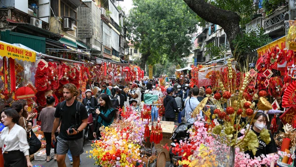 Không khí Tết tại phố Hàng Mã. (Ảnh: THÀNH ĐẠT)