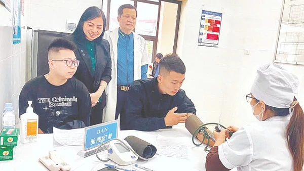 Lãnh đạo xã Triệu Việt Vương (Hưng Yên) động viên thanh niên đến khám tuyển nghĩa vụ quân sự.