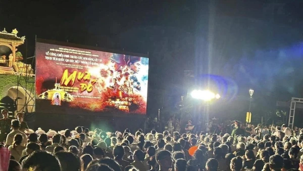 Công chiếu phim “Mưa đỏ” tại di tích Thành cổ Quảng Trị để tri ân các Anh hùng liệt sĩ. (Ảnh: TTXVN)