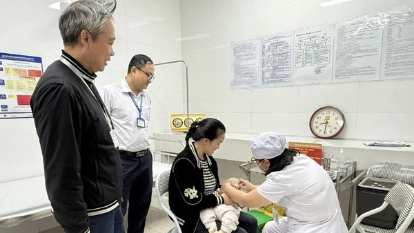 Các y, bác sĩ cho trẻ trong độ tuổi trên địa bàn phường Xuân Đỉnh (thành phố Hà Nội) uống vaccine Rota phòng bệnh tiêu chảy cấp do virus Rota.