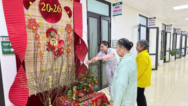 Không gian Tết bên hành lang tại Bệnh viện đa khoa Mỹ Đức (Sở Y tế Hà Nội).