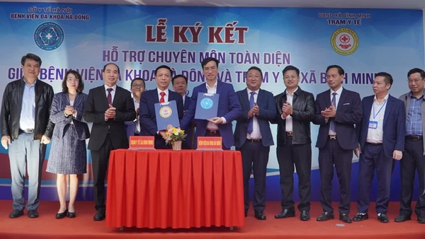 Lãnh đạo Bệnh viện đa khoa Hà Đông và trạm y tế xã Bình Minh ký kết hợp tác về hỗ trợ chuyên môn toàn diện