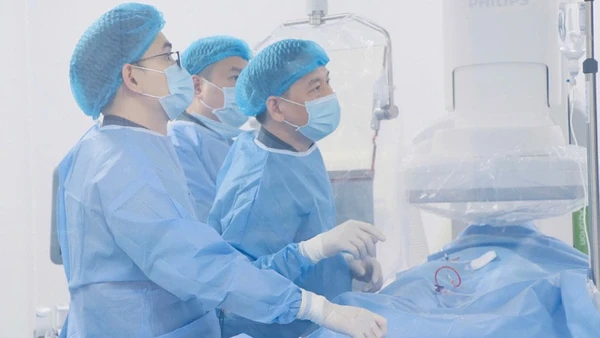 Các y, bác sĩ thực hiện bít lỗ thông liên nhĩ bằng dụng cụ qua da cho bệnh nhân người Campuchia.