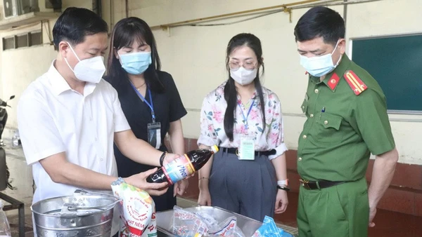 Các cơ quan chức năng kiểm tra các cơ sở sản xuất, kinh doanh thực phẩm trên địa bàn Hà Nội.