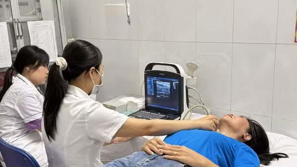 Cán bộ Trạm Y tế phường Đống Đa, Hà Nội khám sức khỏe cho người dân hưởng ứng Ngày Sức khỏe toàn dân 7/4 năm 2026. (Ảnh nhandan.vn)