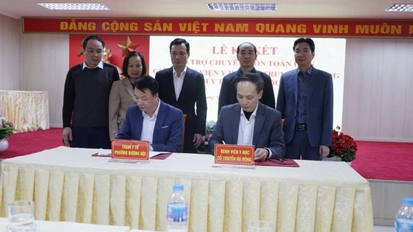 Lãnh đạo Bệnh viện Y học cổ Hà Đông và Trạm Y tế phường Dương Nội ký kết hợp tác hỗ trợ chuyên môn giữa hai đơn vị.