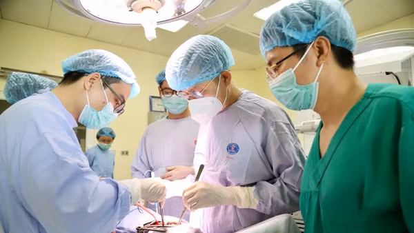 Các y, bác sĩ Bệnh viện K phẫu thuật lấy khối u phổi cho bệnh nhân Trịnh Quang M