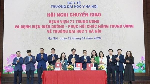 Lãnh đạo các đơn vị ký kết chuyển giao tại Hội nghị.