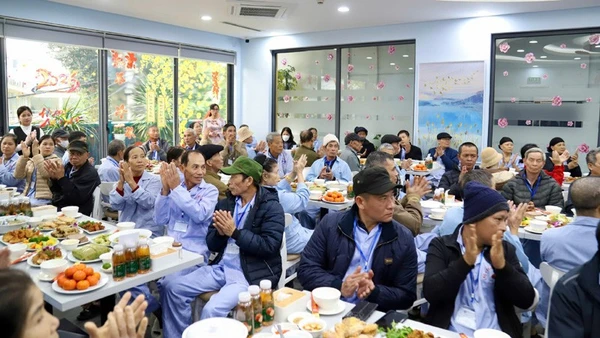 Người bệnh vui vẻ bên nhau ăn Bữa cơm "Tất niên" tại cơ sở Tam Hiệp (Bệnh viện K).