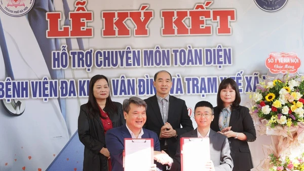 Lãnh đạo Bệnh viện đa khoa Vân Đình và Trạm Y tế xã Vân Đình ký kết hỗ trợ chuyên môn giữa hai đơn vị.