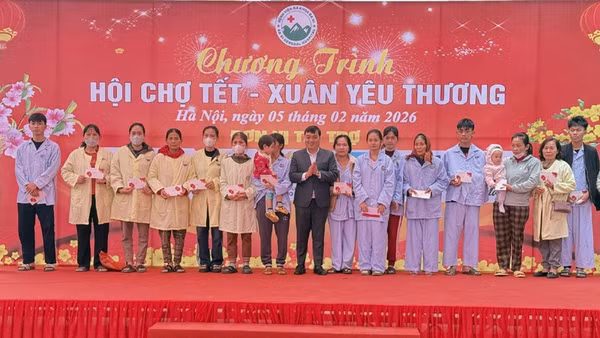 Ban Tổ chức Chương trình “Hội chợ Tết - Xuân yêu thương” trao các phần quà cho người bệnh có hoàn cảnh khó khăn đang điều trị tại Bệnh viện đa khoa Ba Vì.