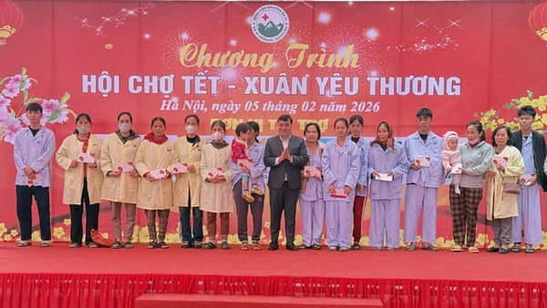 Ban Tổ chức Chương trình “Hội chợ Tết - Xuân yêu thương” trao các phần quà cho người bệnh có hoàn cảnh khó khăn đang điều trị tại Bệnh viện đa khoa Ba Vì.