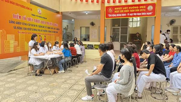 Các y, bác sĩ Trạm Y tế phường Đống Đa (thành phố Hà Nội) khám, tư vấn sức khỏe cho người dân trên địa bàn hưởng ứng Ngày Sức khỏe toàn dân (7/4) năm 2026.