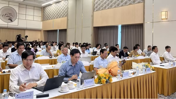 Các đại biểu tham dự hội thảo.