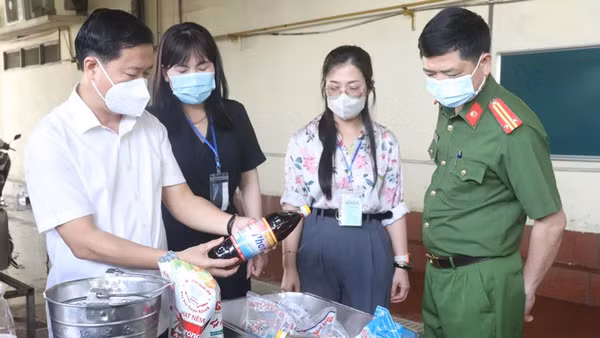 Các lực lượng chức năng kiểm tra các cơ sở sản xuất, kinh doanh trên địa bàn Hà Nội về công tác bảo đảm an toàn thực phẩm.