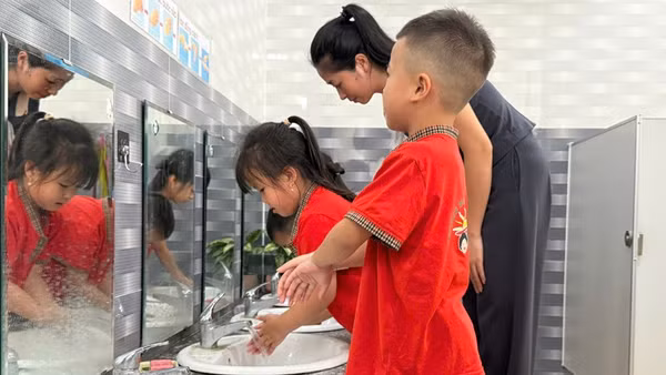 Giáo viên hướng dẫn học sinh vệ cá nhân để phòng, chống bệnh tay chân miệng tại các cơ sở giáo dục trên địa bàn Hà Nội.