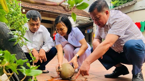 Cán bộ Y tế Trung tâm Kiểm soát bệnh tật (CDC) thành phố Hà Nội kiểm tra, giám sát công tác diệt bọ gậy tại cộng đồng để phòng, chống bệnh sốt xuất huyết.