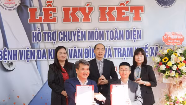 Lãnh đạo Bệnh viện đa khoa Vân Đình và Trạm Y tế xã Vân Đình ký kết hỗ trợ chuyên môn giữa hai đơn vị.