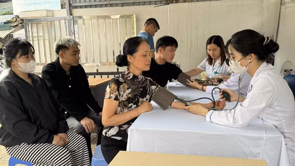 Người dân trên địa bàn phường Giảng Võ Hà Nội tham gia hoạt động khám sức khỏe định kỳ tại Trạm Y tế phường.