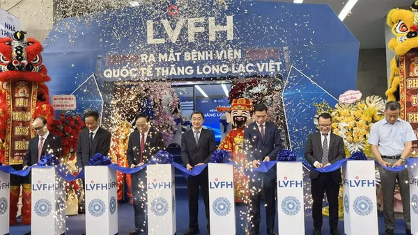 Thứ trưởng Y tế Trần Văn Thuấn và các đại biểu cắt băng tại Lễ ra mắt Bệnh viện quốc tế Thăng Long Lạc Việt