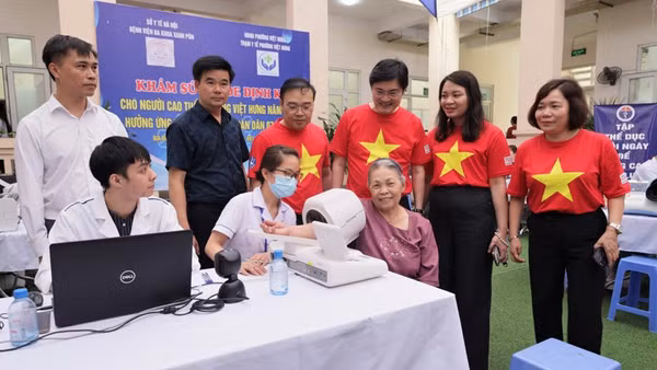 Người dân trên địa bàn phường Việt Hưng (thành phố Hà Nội khám sức khỏe tại Ngày sức khỏe toàn dân (7/4) năm 2026.